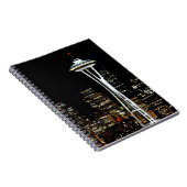 Seattle skyline 's nachts, met Space Needle. Notitieboek (Rechterzijde)