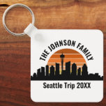 Seattle Skyline Sunset aangepaste familie vakantie Sleutelhanger<br><div class="desc">Cool aangepaste Seattle reis sleutelhanger met de skyline van de stad bij zonsondergang. Een silhouet van de stadsgebouwen in Washington,  inclusief de spatienaald boven uw persoonlijke tekst voor uw familievakantie.</div>