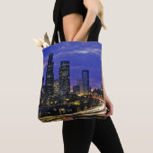 Seattle, Washington skyline 's nachts Tote Bag (Dichtbij)