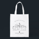 Seattle Wedding | Stijlvolle Skyline Boodschappentas<br><div class="desc">Een unieke trouwtas voor een bruiloft in de prachtige stad Seattle. Deze tas bevat een gestileerde illustratie van de unieke skyline van de stad met de naam eronder. Dit wordt gevolgd door je trouwdaggegevens in een overeenkomende open stijl.</div>