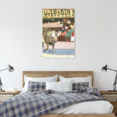 SeattleFish Toss and Bronze Pig op Pike Place Canvas Afdruk (Insitu (Slaapkamer))