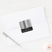 Sedendaagse zwarte witte Chevron Stripes en naam Vierkante Sticker (Envelop)