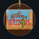 Sedona Arizona Cartoon Desert Vintage Travel Keramisch Ornament<br><div class="desc">Sedona Arizona neo vintage reisontwerp in een grappige cartoon retro-stijl met de woestijn,  een cactus en rotsen. Blauw,  bruin en rood met groene cactus.</div>