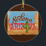 Sedona Arizona Cartoon Desert Vintage Travel Keramisch Ornament<br><div class="desc">Sedona Arizona neo vintage reisontwerp in een grappige cartoon retro-stijl met de woestijn,  een cactus en rotsen. Blauw,  bruin en rood met groene cactus.</div>