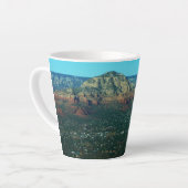 Sedona en Coffee Pot Rock vanuit de lucht Latte Mok (Linkerhoek)