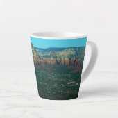 Sedona en Coffee Pot Rock vanuit de lucht Latte Mok (Rechterhoek)
