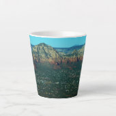 Sedona en Coffee Pot Rock vanuit de lucht Latte Mok (Voorkant)