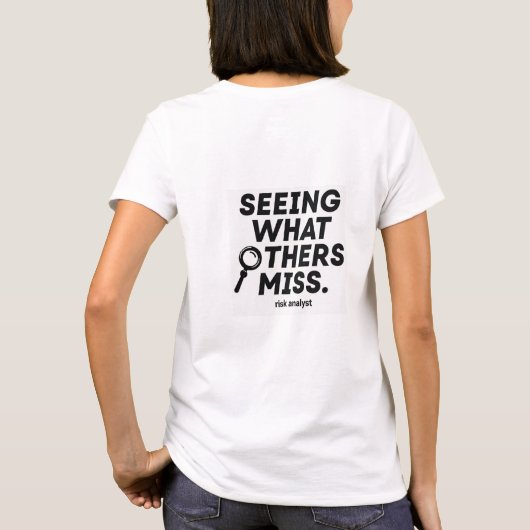 Seeing What Others Miss – Risk Analyst T-shirt (Achterkant)