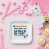 Seinfeld | "Deze pretzels" Typografie Grafisch Papieren Bordje (Feest)