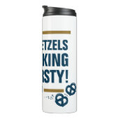 Seinfeld | "Deze pretzels" Typografie Grafisch Thermosbeker (Geroteerd rechts)