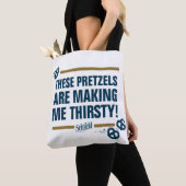 Seinfeld | "Deze pretzels" Typografie Grafisch Tote Bag (Dichtbij)