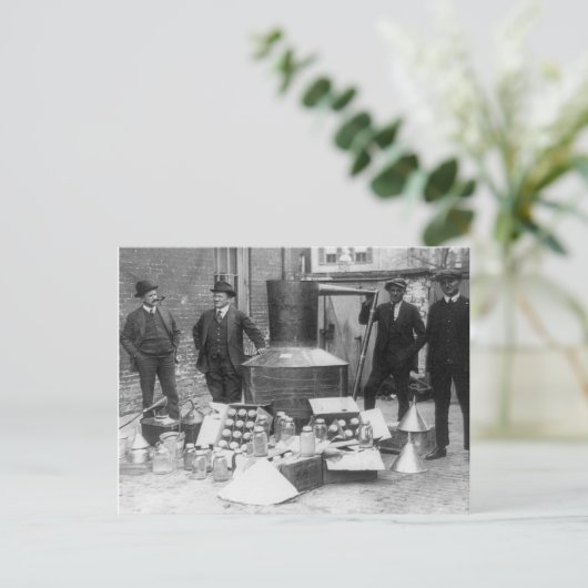 Seized Moonshine still, 1922 Briefkaart (Staand voorkant)