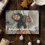 Seizoen Groeten Kerstmis Vakantie foto Briefkaart<br><div class="desc">De groeten van het seizoen! Een moderne typografie voor dit Holiday fotokaarten collectie. Om aan te passen met uw favoriete familie afbeelding. U kunt ook eenvoudig de kleur van het lettertype en de achtergrond naar wens wijzigen.</div>