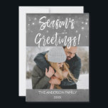 Seizoen Groeten Sneeuw of Sneeuwvlok Fotokaart Feestdagenkaart<br><div class="desc">Rustic Season's Greetings Christmas Charcoal Grey Hand Lettered Script Snowflake Photo Card. De foto en tekst van dit handgeschreven penseelscript kunnen worden bijgewerkt en aangepast met uw foto en naam.</div>