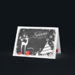Seizoen Groeten Vakantie Kaart | Faux Chalkboard<br><div class="desc">Deze feestelijke zwart-witte faux krijtbord "Season's Greetings" kerst- of vakantiepas heeft een mannelijk hert met geweien versierd met hulst en bessen, rode en witte geschenken met linten, sneeuwvlokken, sterren en een verscheidenheid aan kerstbomen op een krijtbord achtergrond met een besneeuwde rand erop. Dit zou een perfecte kaart zijn voor een...</div>