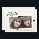 Seizoen naar Rejoice | Fotovakantiekaart Feestdagenkaart<br><div class="desc">Mooie vakantiekaart met fotokaarthouder. Goud,  zwart-wit kleuren met scriptlettertype met gouden lijst op een witte achtergrond met 3D-illusie van foto's op de kaart. Fijn. kerstfotofeestkaart.  sterren vertonen een patroon op de rug in goud en wit. Elke Clarke © Meer vakantiefotokaart en kleuren design beschikbaar in mijn winkel op www.zazzle.com/monogramgallery</div>