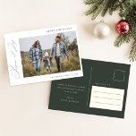 Seizoen van Joy Elegant Green Family Foto Kerstmis Briefkaart<br><div class="desc">Dit Season of Joy Elegant Green Family Photo Christmas-Briefkaart brengt elegante kalligrafie en minimalistisch design samen voor een echt feestelijke vakantie-groet. De diepe olijfachtergrond voegt een seizoensgebonden gevoel toe, terwijl de familiefoto centraal staat, omlijst door elegante typografie die "Vrolijk kerstfeest" wenst met warmte en oprechtheid. Of het nu gaat om...</div>