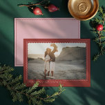 Seizoen van Zegeningen Wavy Moderne Minimale Foto Feestdagenkaart<br><div class="desc">Omarm de vakantiegeest met onze Season of Blessings Wavy Modern Minimal Photo-kaart. Deze prachtig ontworpen kaart toont een volledige foto elegant ingelijst binnen een unieke golvende rand. De eenvoudige, minimale lay-out is versierd met subtiele golvende lijnaccenten, waardoor een vleugje moderne sophisticatie wordt toegevoegd. De oprechte boodschap "Season of Blessings" is...</div>