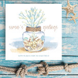 Seizoenen en Zeeen Glazen kerst aan de kust van Co Feestdagenkaart<br><div class="desc">Met de kerstkaart voor de kust is een abstract strand van de waterverf voorzien van een rustige pot met een decoratie van zeekabeltouw,  zeemijlen,  zee glas,  koraal en snaarlicht.</div>