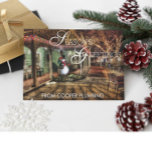Seizoenen Gegroet Land Business Holiday Card Feestdagen Kaart<br><div class="desc">Op een vakantiekaart staat een sneeuwpop op een feestelijke, versierde, kleine stadsweg en de woorden "Seizoensgroeten" in witte typografie en uw bedrijfsnaam vooraan. De binnenkant heeft een vakantiegroet die u in uw kunt veranderen. Er is ook een plek om je eigen logo toe te voegen. Als je deze sjabloon wilt...</div>