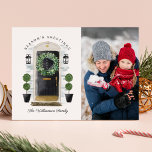 Seizoenen Groet Zwart Waterverf Voordeur Foto Feestdagenkaart<br><div class="desc">Mooi huis voor het feestdagen wenskaart om uw familie een vrolijk kerstfeest te wensen dit vakantieseizoen. Ons ontwerp is voorzien van onze eigen handbeschilderde waterverf zwarte voordeur met een feestelijke kerstvakantie krans. Geaccentueerd met aanrakingen van goud op de brievenbusgroef, deurhandvat, en deurkickplate. Moderne zwarte buitenwandlampen en een jute welkomstdeurmat maken...</div>