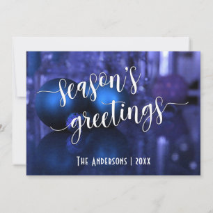 Seizoensgroeten met blauwe en paarse glazen ballen feestdagenkaart