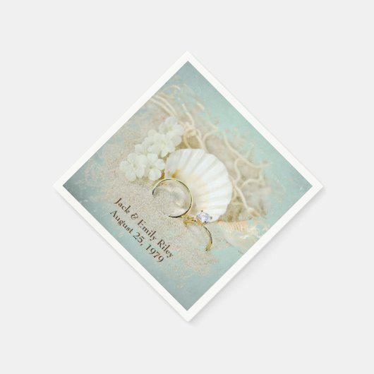 seizoenshellen en trouwringen in zand servet (Hoek)