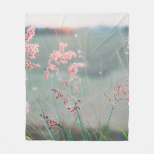 SELECTIEVE FOCUS FOTO VAN PINK PETALED-STROMEN FLEECE DEKEN