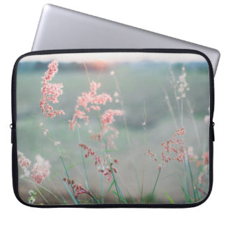 SELECTIEVE FOCUS FOTO VAN PINK PETALED-STROMEN LAPTOP SLEEVE