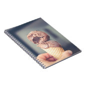 Selectieve focusfoto van chocolade-ijs notitieboek (Rechterzijde)