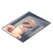 Selectieve focusfoto van chocolade-ijs notitieboek (Linkerzijde)