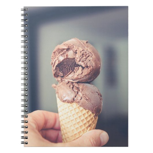 Selectieve focusfoto van chocolade-ijs notitieboek (Voorkant)