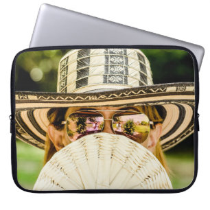 Selectieve focusfoto van een vrouw die de aaszon v laptop sleeve