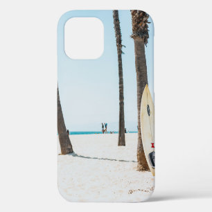 Selectieve focusfotografie van witte surfplank iPhone 12 hoesje
