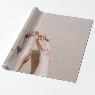Selectieve focusfoto's van voetjes met tattoo op cadeaupapier