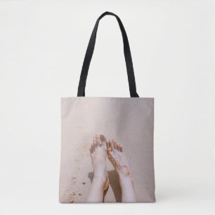 Selectieve focusfoto's van voetjes met tattoo op tote bag