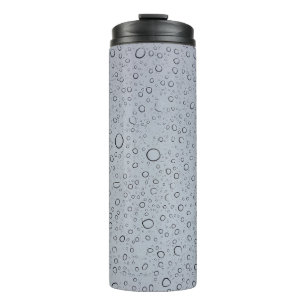 Selectieve focusfoto's van waterdruppeltjes thermosbeker