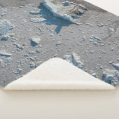 Selective focus of gray stone sherpa deken (3/4)