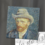 Self-Portret | Vincent Van Gogh Magneet<br><div class="desc">Self-Portret met Grey Felt Pet (1887) door de Nederlandse postimpressionist Vincent Van Gogh. Van Gogh gebruikte zichzelf vaak als model voor het oefenen op het schilderen van figuren. Het is duidelijk dat hij de techniek van pointillisme heeft bestudeerd, maar zijn borstels zijn niet systematisch en hij heeft de merken op...</div>