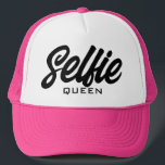 Selfie Queen Funny Pink Trucker Hat Pet<br><div class="desc">Selfie Queen Funny Pink Trucker Hat voor vrouwen en meisjes. Aangepast roze baseball-pet voor degenen die graag afbeeldingen spreken. Stijlvol design met handschrift. Ook verkrijgbaar in andere koele kleuren. Fun Birthday cadeauidee voor vrienden, familie, tiener, tiener, zus, vriendin, enz.</div>