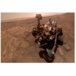 Selfie van Mars Curiosity Rood Marslandschap Fotobeeldje Sleutelhanger<br><div class="desc">De meest bekende Mars Curiosity Rover selfie is een prachtig 360-graden panorama van het buitenaardse landschap. Geassembleerd uit talloze afbeeldingen die zijn vastgelegd door de robotarmcamera van de rover, toont het de Curiosity zelf op de voorgrond, terwijl het roestig-rode Marsveld erachter kleiner wordt. Dit zelfportret kan ook intrigerende geologische kenmerken...</div>