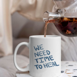 Semi-donkerblauwe handgetekende genezingsboodschap grote koffiekop