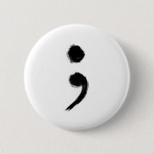 SemiColon-Button Ronde Button 5,7 Cm (Voorkant)