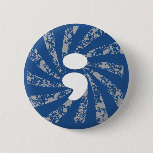 Semicolon op grijze stralen ronde button 5,7 cm (Voorkant)