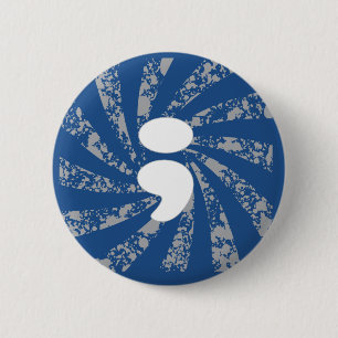 Semicolon op grijze stralen ronde button 5,7 cm