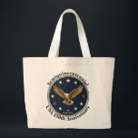 Semiquincentennial USA 250th Anniversary Tote bags Grote Tote Bag<br><div class="desc">Patriotic Golden Eagle Emblem Budget Tote Bag Show off your pride with a bag that combines timeless American symbolism with everyday functionality. This budget-friendly tote features a striking Golden Eagle in mid-flight, set against a deep navy blue background and encircled by a ring of stars. The rich burgundy border adds...</div>