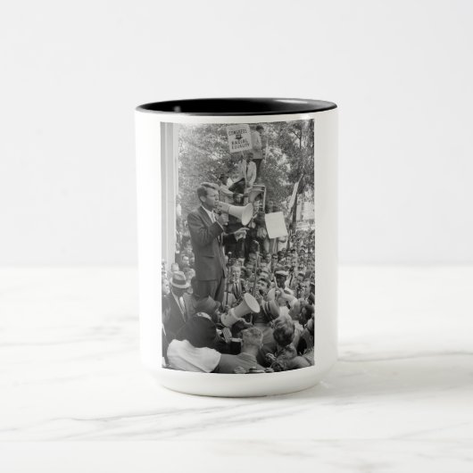 Sen. Robert Kennedy Campagne voor Amerikaans Presi Mok (Midden)