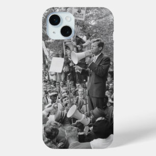 Senator Robert Kennedy campagneert voor het presid iPhone 15 Mini Hoesje