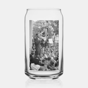 Senator Robert Kennedy voert campagne voor de Amer Blikvorm Glas