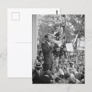 Senator Robert Kennedy voert campagne voor de Amer Briefkaart